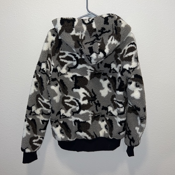 19. Strut This Abby Jacket Camo Sherpa - Picture 3 of 6